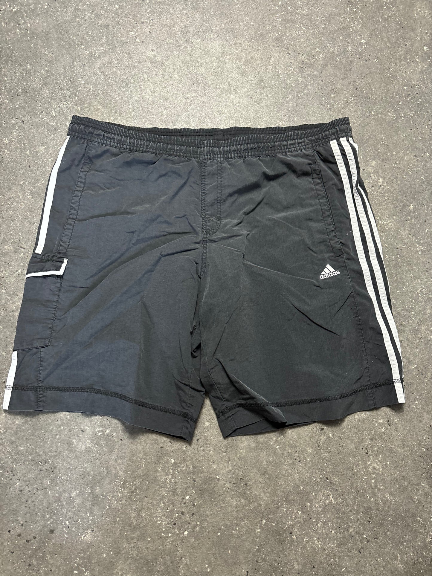 Adidas Shorts (L)