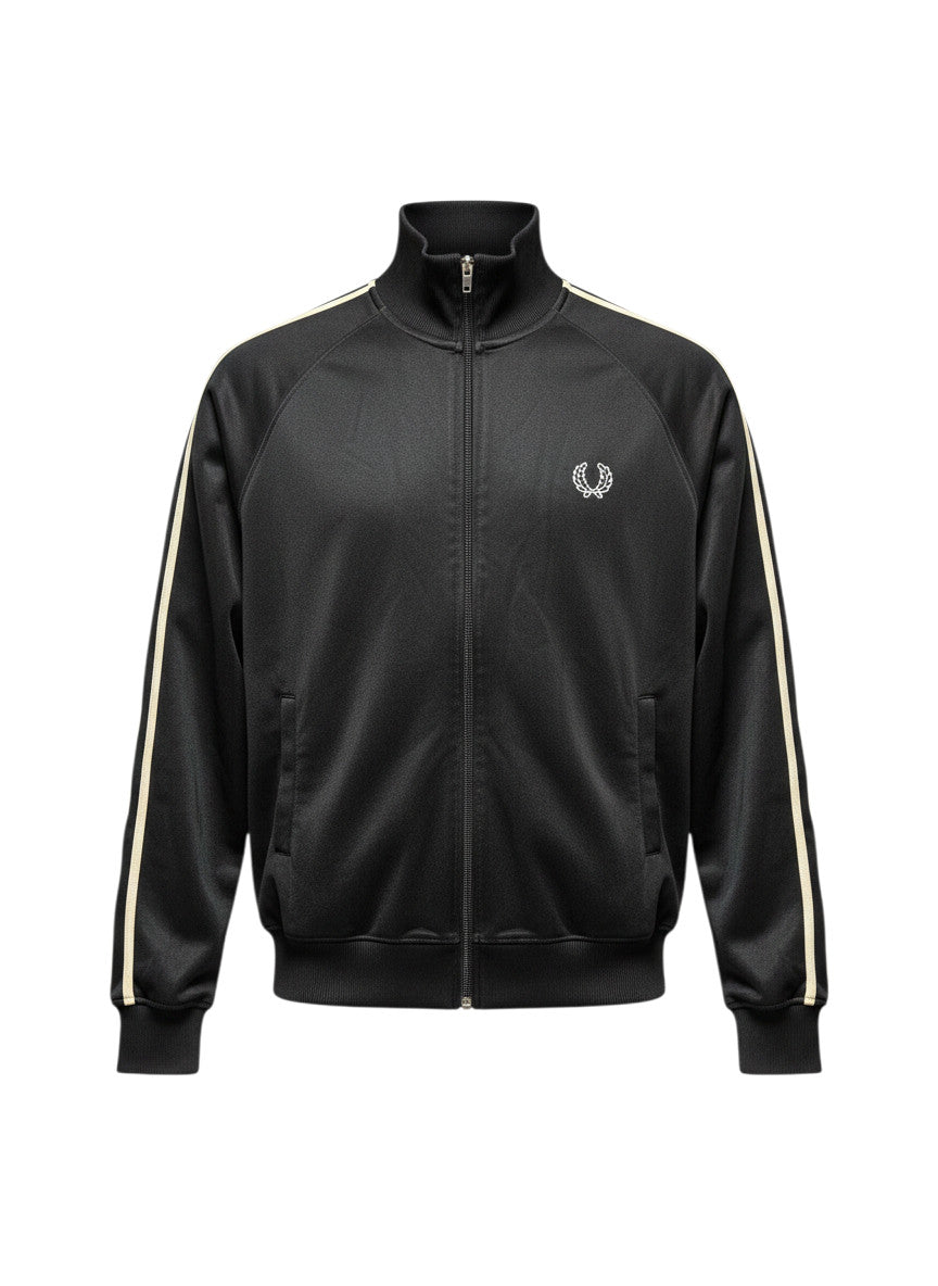 Schwarze Fred Perry Trainingsjacke von 37casual mit Stehkragen, Reißverschluss und weißen Streifen an den Ärmeln.