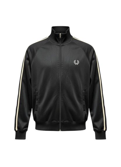 Schwarze Fred Perry Trainingsjacke von 37casual mit Stehkragen, Reißverschluss und weißen Streifen an den Ärmeln.