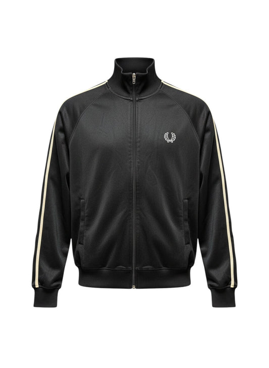 Schwarze Fred Perry Trainingsjacke von 37casual mit Stehkragen, Reißverschluss und weißen Streifen an den Ärmeln.